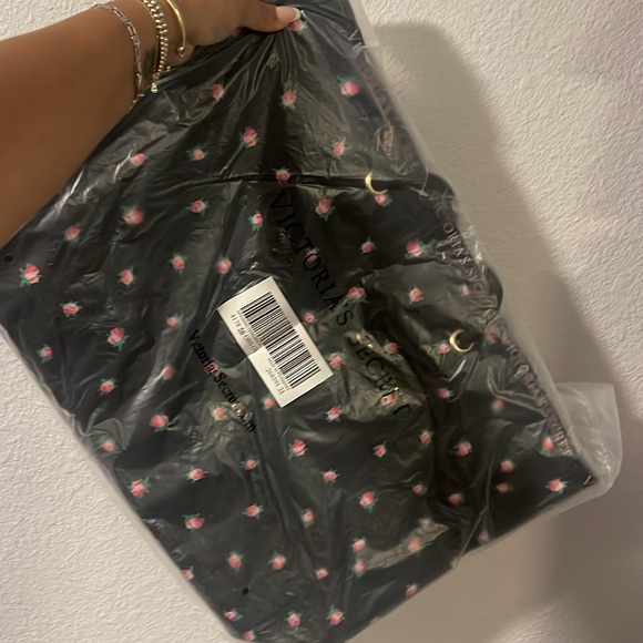 VS REVERSABLE TOTE BAG (STRIPED/ROSES) - Picture 4 of 4